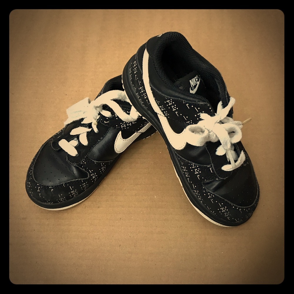NIKE BLACK SNEAKERS BOYS 10C